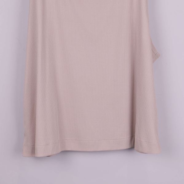 Nederkant av ribbat linne i beige nyans