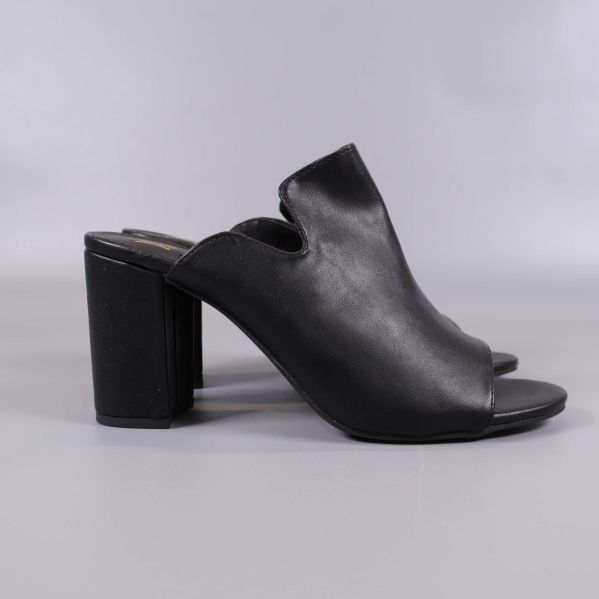 Svart slip-in sandal med blockklack i sidovy