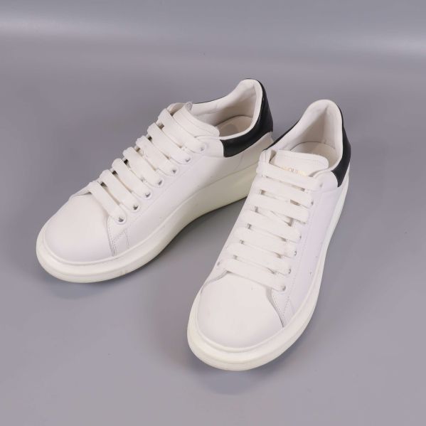 Sneakers i vitt och svart sedd från sidan