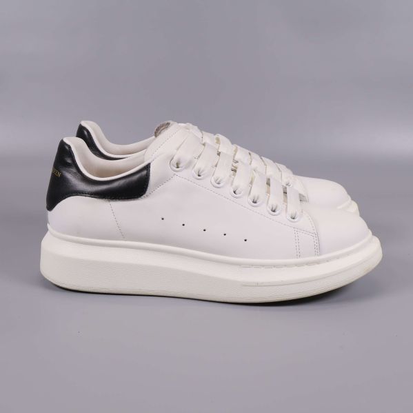 Sneakers från sidan med svart häl och tjock sula