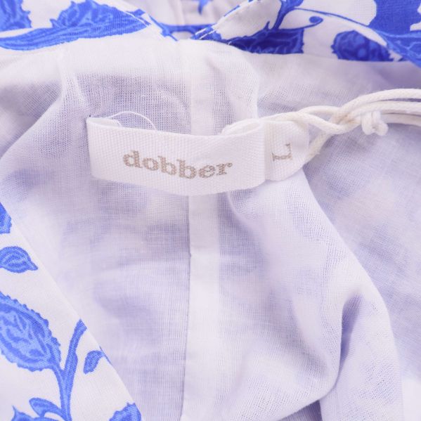Närbild av dobber-märkesetikett på klänningens insida