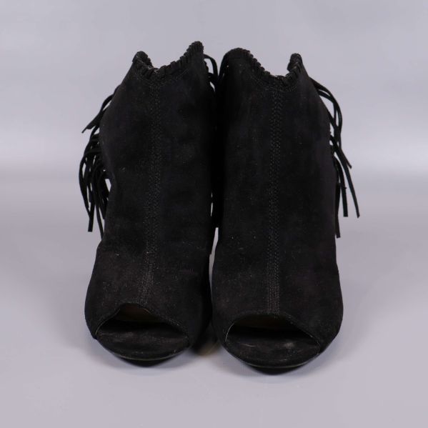 Svarta peep toe klackar syns framifrån
