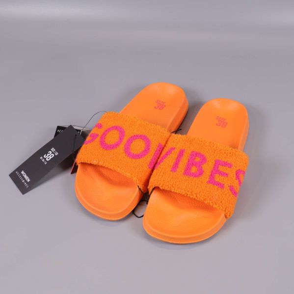 Slides i orange med bred textdekor på rem