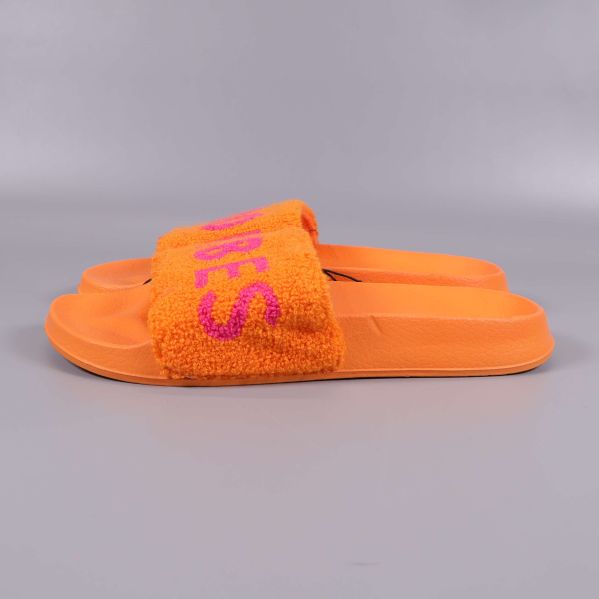 Sidovy av orangea slides med frottérem