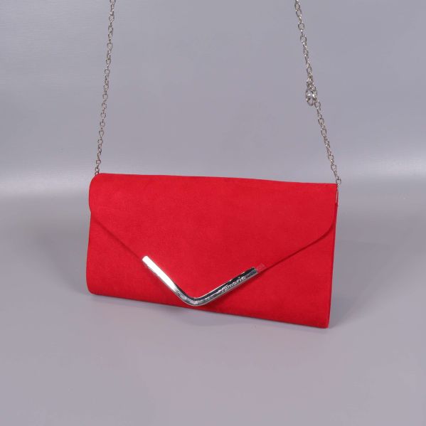 Röd clutch hängande i silverkedja