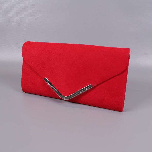 Röd clutch sedd framifrån med silverdetalj
