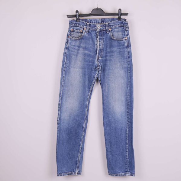 Framsida på blå raka jeans