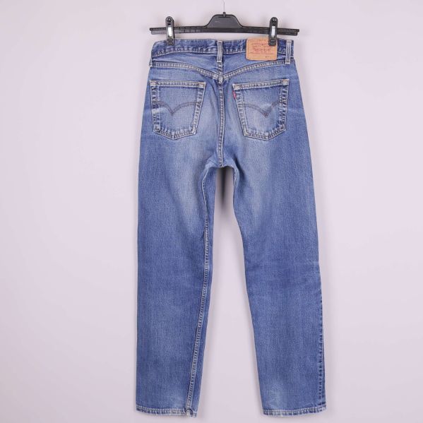 Jeansens bakfickor och denimlabel
