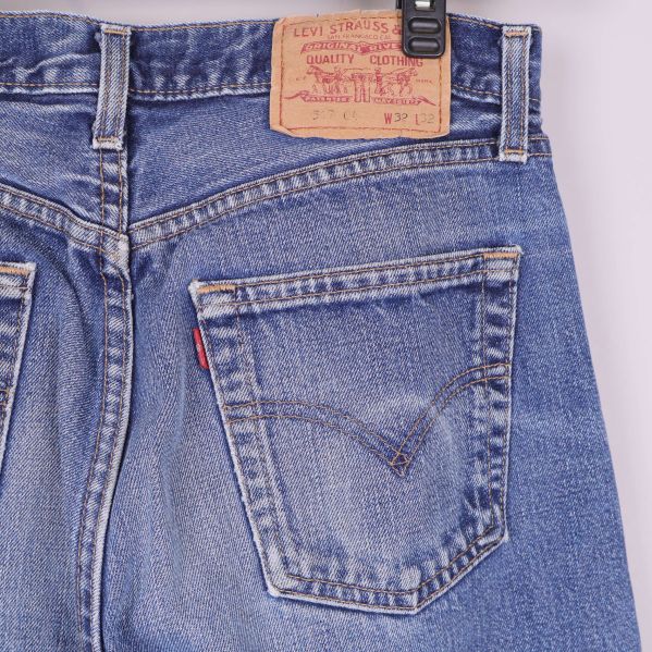Närbild på bakfickan och Levi's läderpatch