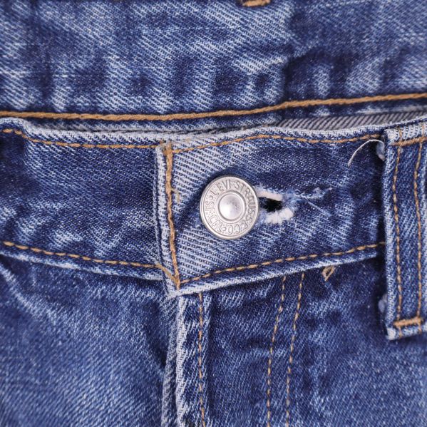 Detaljerad bild på midja och knapp