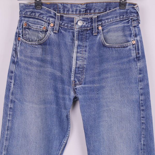 Övre framsida av blå jeans med fickor och sömmar