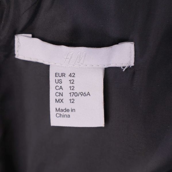 Storleksetikett för H&M klänning i storlek 42