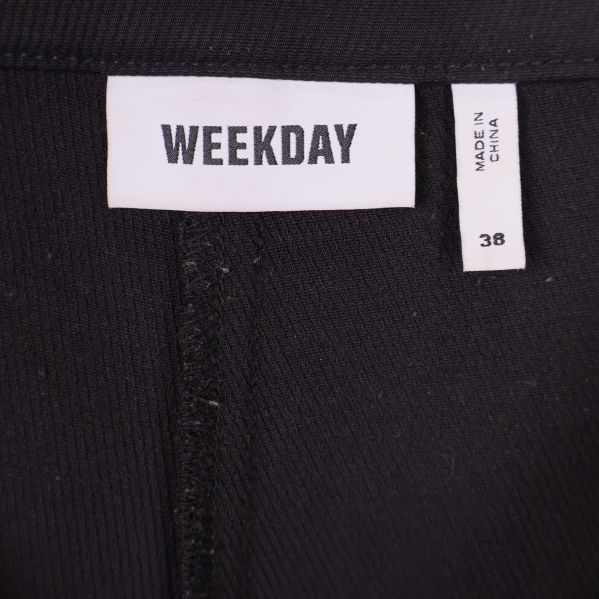 Weekday etikett och storlekslapp 38 i närbild