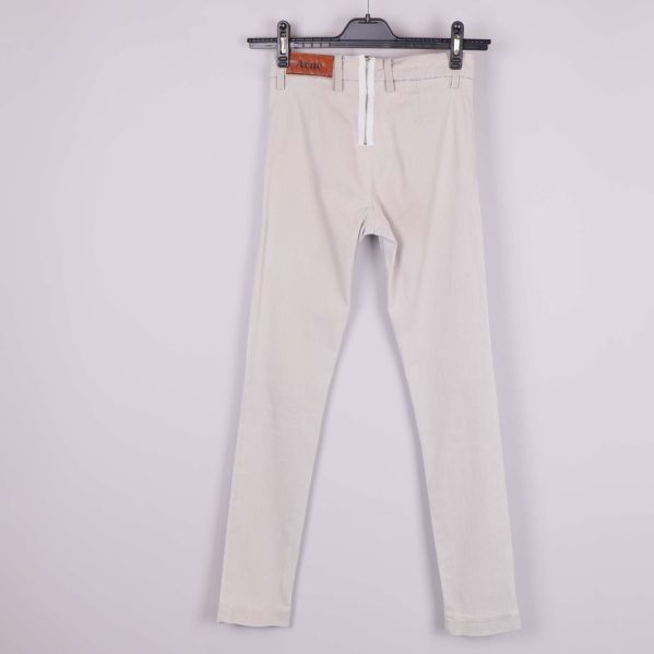 Baksida med klassiska jeansfickor