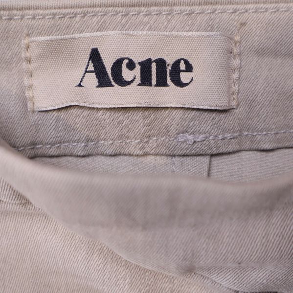 Närbild på Acne-märke på insidan av midjan
