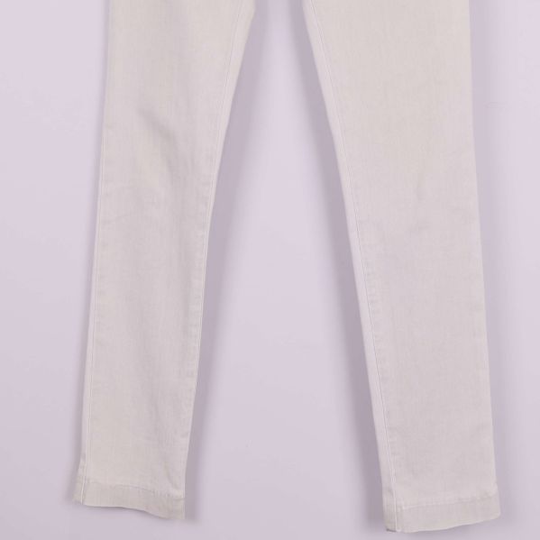 Närbild på benavslut i ljusbeige denim