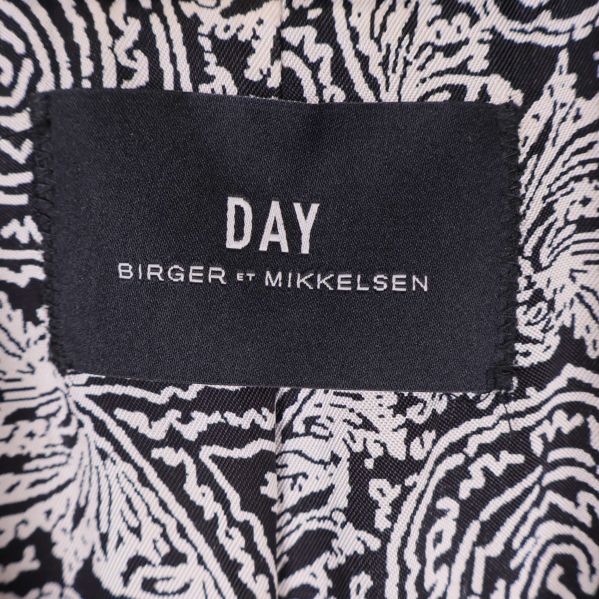 Närbild på svart etikett med text Day Birger et Mikkelsen