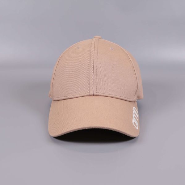 Beige keps sedd framifrån med böjd skärm