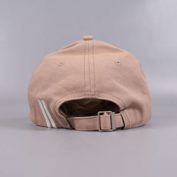 Baksidan av beige keps med justerbar rem