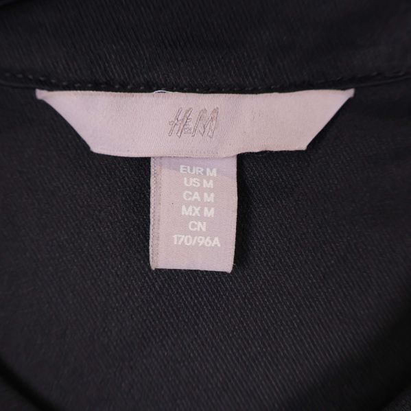 Närbild på H&M-storleksetikett i nacken