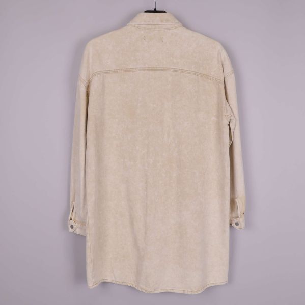 Baksidan av lång beige skjortjacka