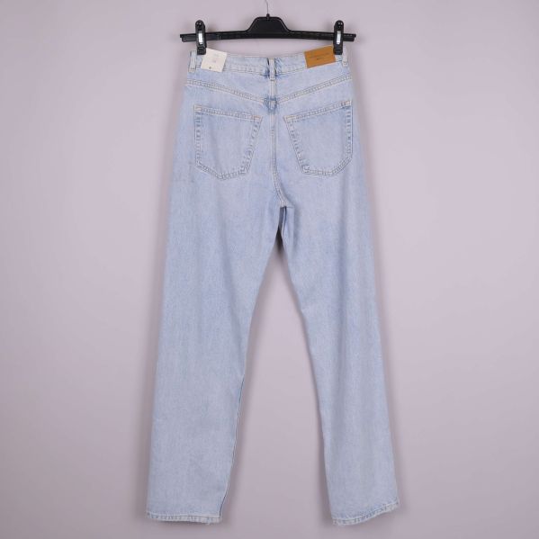 Baksida av ljusblå jeans med klassiska bakfickor