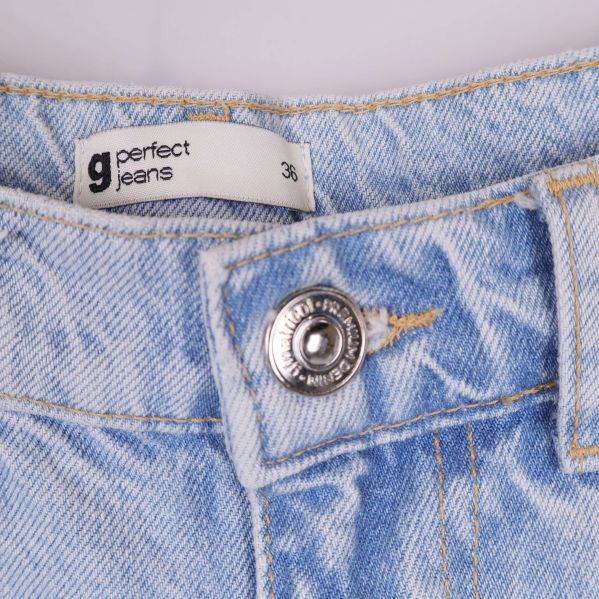 Etikett i midjan med texten perfect jeans, storlek 36
