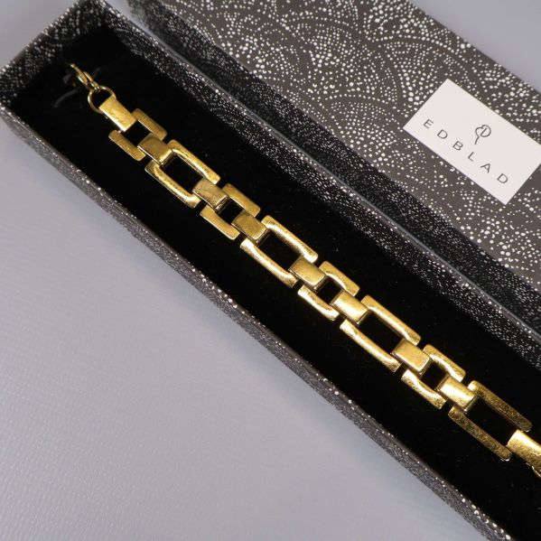 Fokus på länkarnas form och glans på armbandet