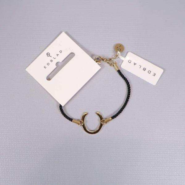 Svart armband med guldfärgad detalj och märkestag