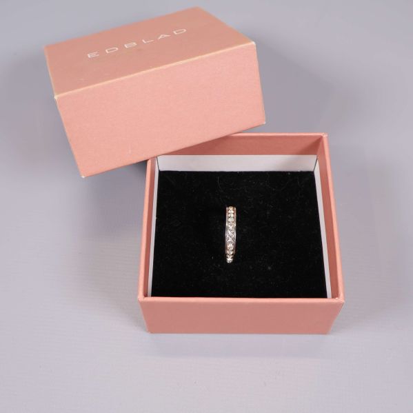 Silverfärgad ring med stenar i rosa ask