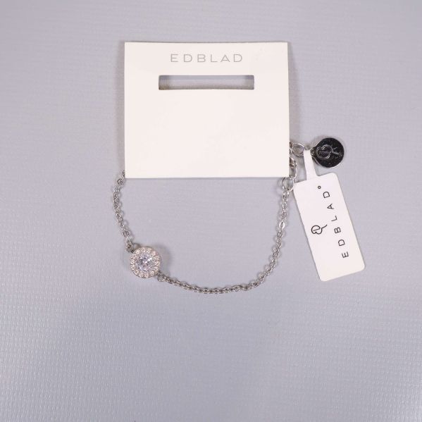 Armband i silverfärg med rund dekoration och tagg