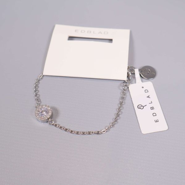 Armband med cirkelformad dekoration och produktetikett