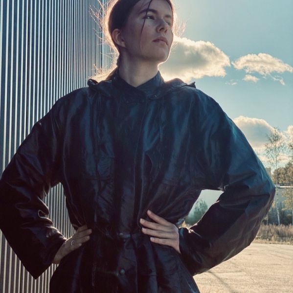 Närbild av överdelen på svart parkas 