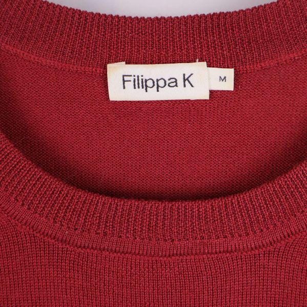 Närbild av Filippa K etikett i halsen på tröjan