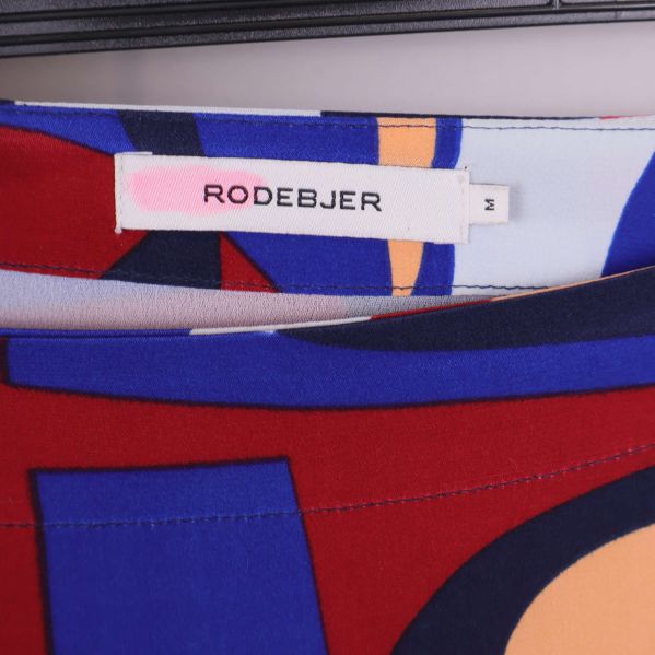 Närbild på Rodebjer-märke på insidan av kjolen