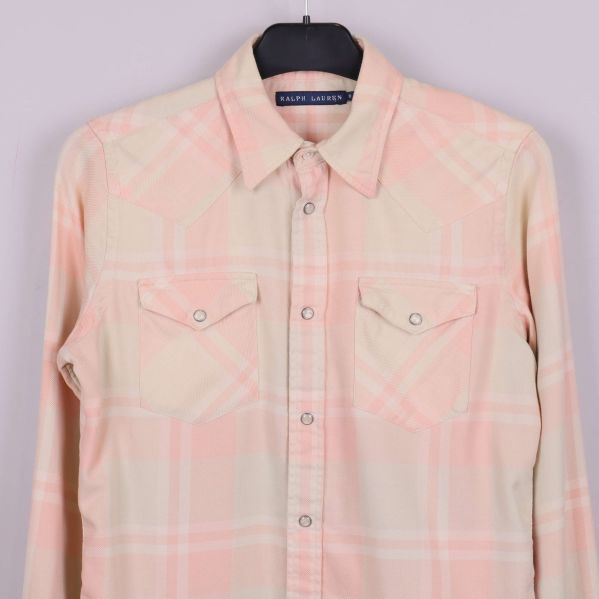 Detaljbild på bröstfickor och knäppning fram