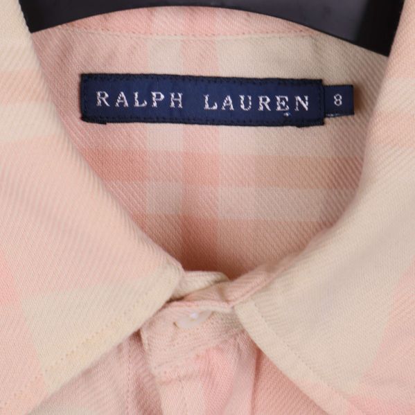 Närbild på Ralph Lauren-märket i skjortans krage