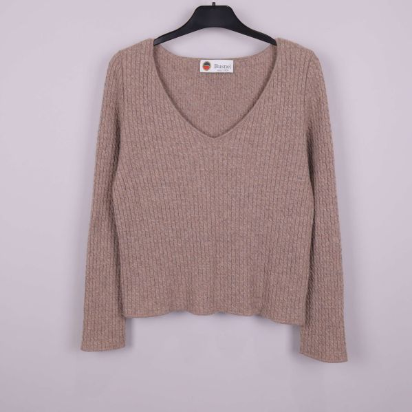 Ribbstickad beige tröja med v-ringning framifrån på galge
