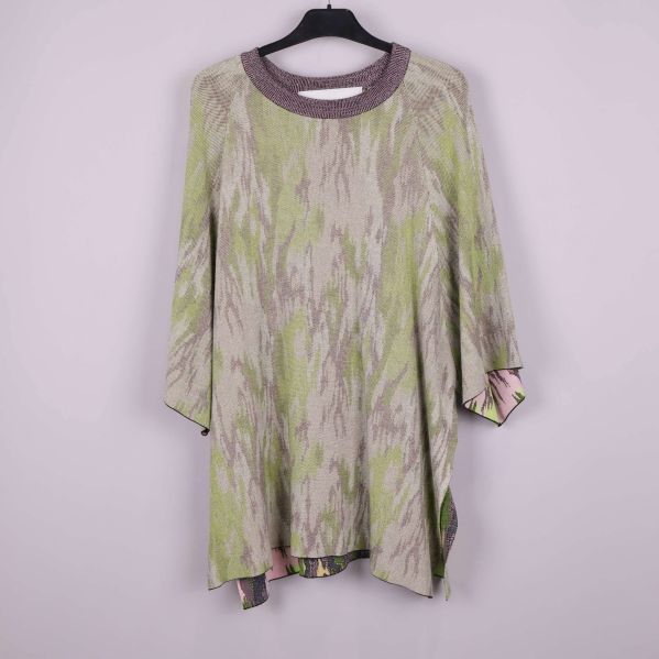 Poncho med grönt och beige mönster framifrån på galge