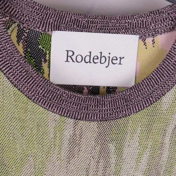 Närbild på Rodebjer-märket vid halsen