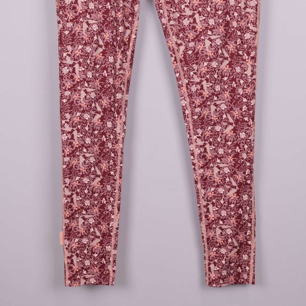 Nederdel av ben på tights med mönsterdetaljer