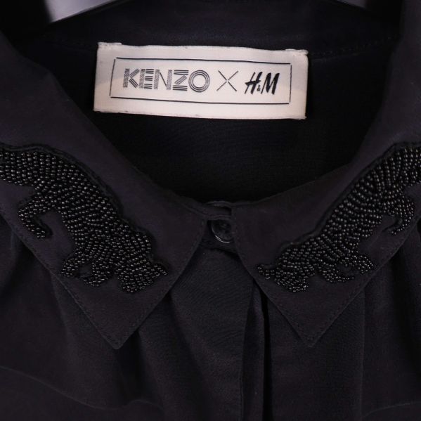 Närbild på svart pärlbroderi på kragen och Kenzo x H&M etikett