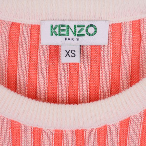 Närbild på Kenzo Paris-logga samt storlekslapp XS i trikå