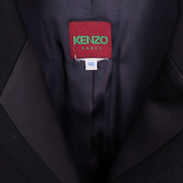 Närbild på Kenzo-märke och storlek 42 i kavajens krage