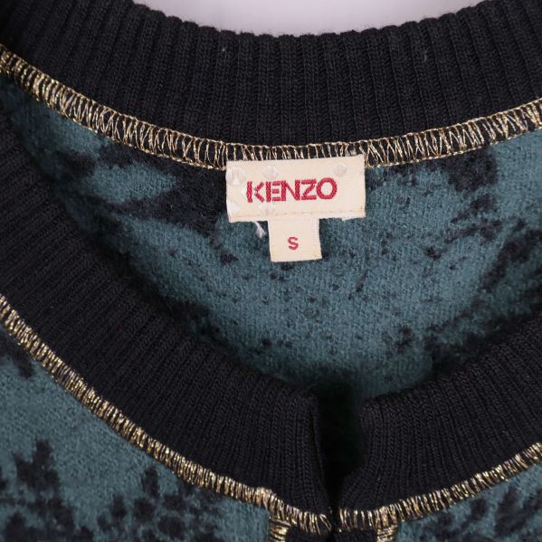 Närbild på nacketikett med Kenzo-logga och storlek S