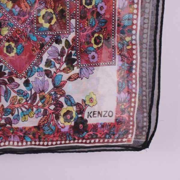 Scarfen närbild på hörnet med Kenzo-text och tydligt blomdetalj