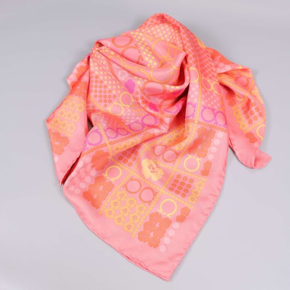 Utspridd scarves visar glans och färgskiftningar