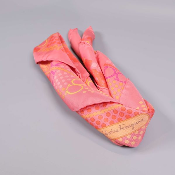Hoprullad scarf med Salvatore Ferragamo-loggan synlig