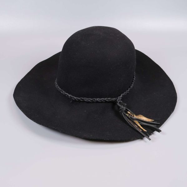 Svart hatt med bred brätte och dekorband samt tofs