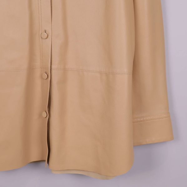 Nedre framkant och manschett av beige skjorta